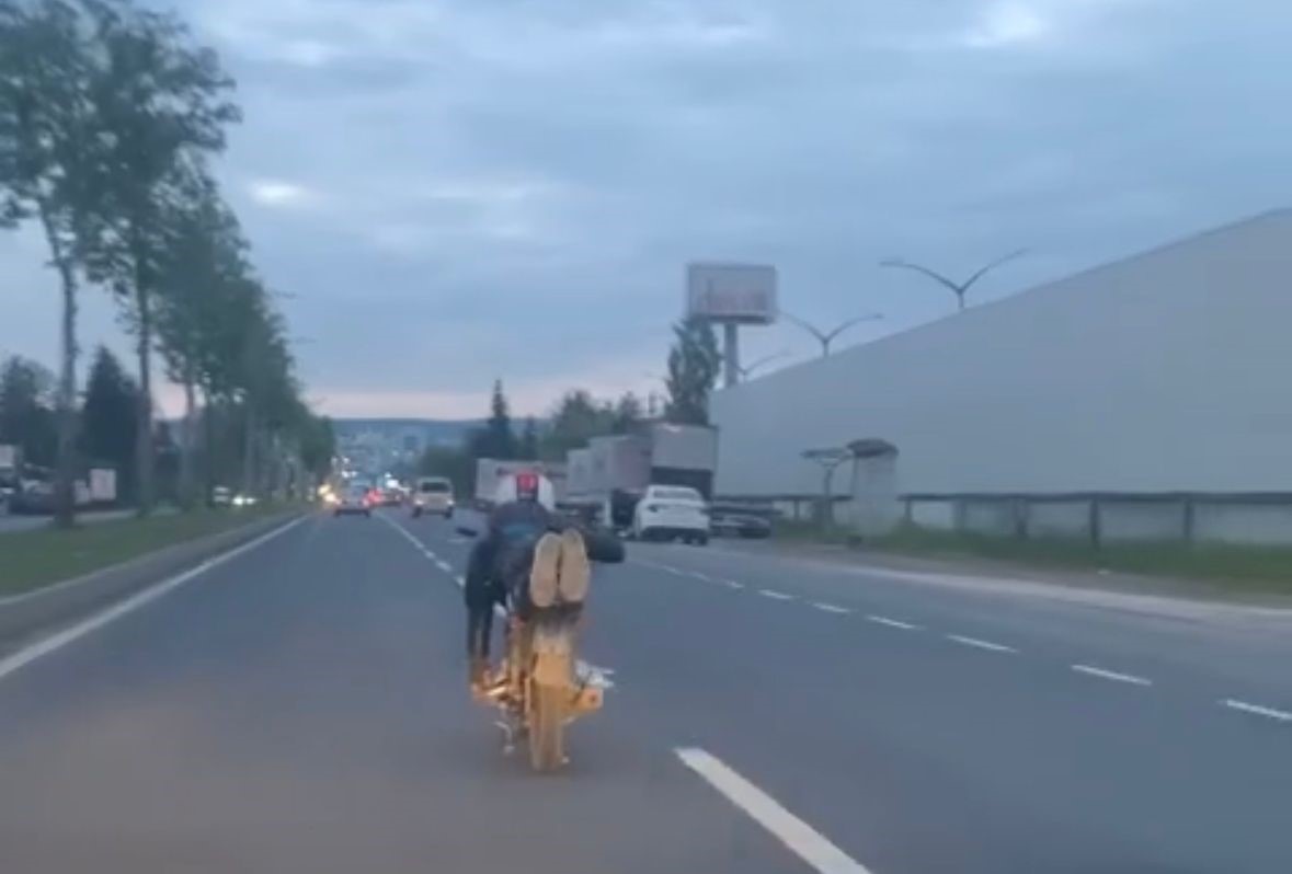 DÜZCE'DE, MOTOSİKLETİ YATARAK KULLANAN SÜRÜCÜ, HEM KENDİ CAN GÜVENLİĞİNİ HEM