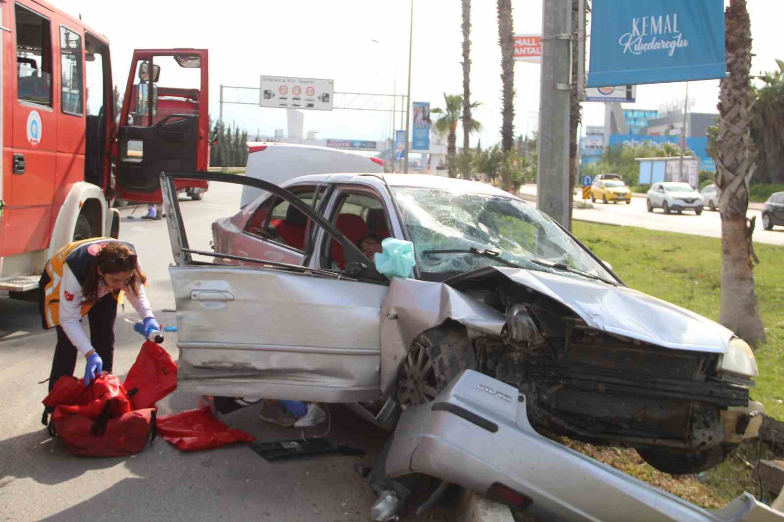 ANTALYA’DA OTOMOBİL AYNI GÜZERGAHTA İLERLEYEN MOTOSİKLETE ÇARPTI. OTOMOBİL AYDINLATMA DİREĞİNİ