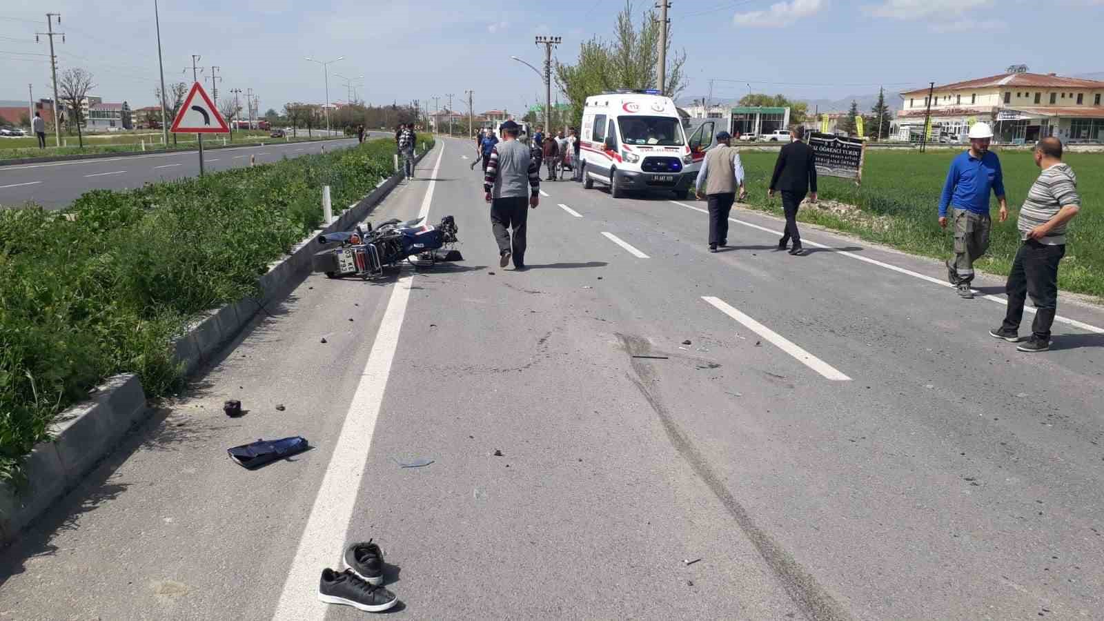 AFYONKARAHİSAR’DA OTOMOBİLDE ÇARPIŞAN MOTOSİKLETTEKİ İKİ KARDEŞ YARALANIRKEN, BİRİSİNİ DURUMUNUN CİDDİ
