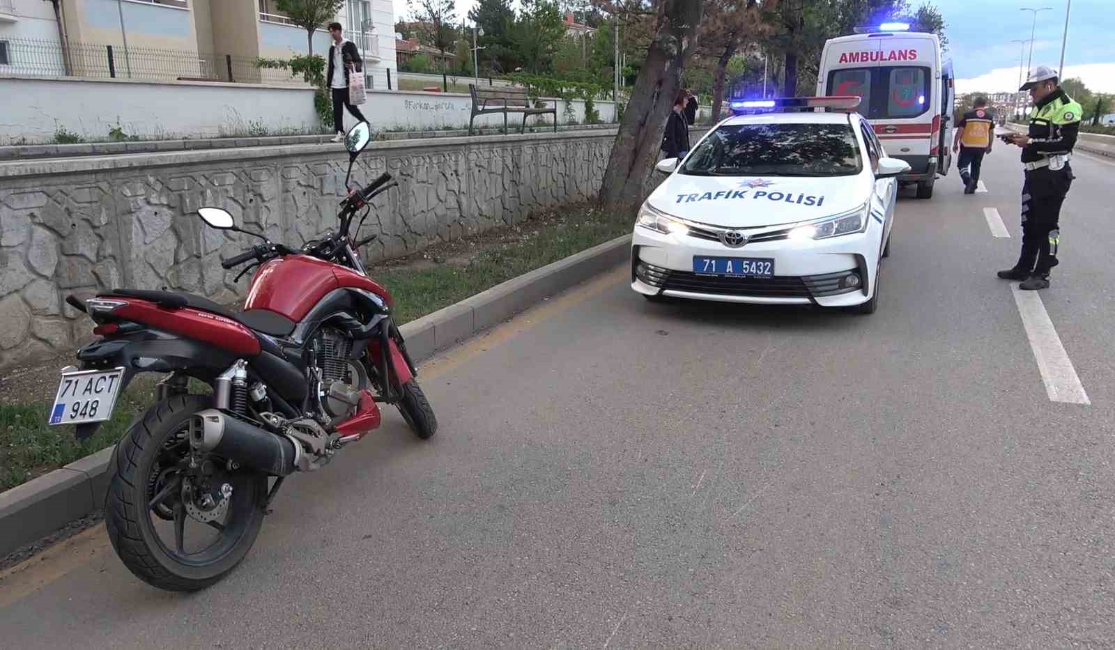 KIRIKKALE'DE KONTROLDEN ÇIKAN MOTOSİKLETİN DEVRİLMESİ NETİCESİNDE YOLA SAVRULAN ANNE VE