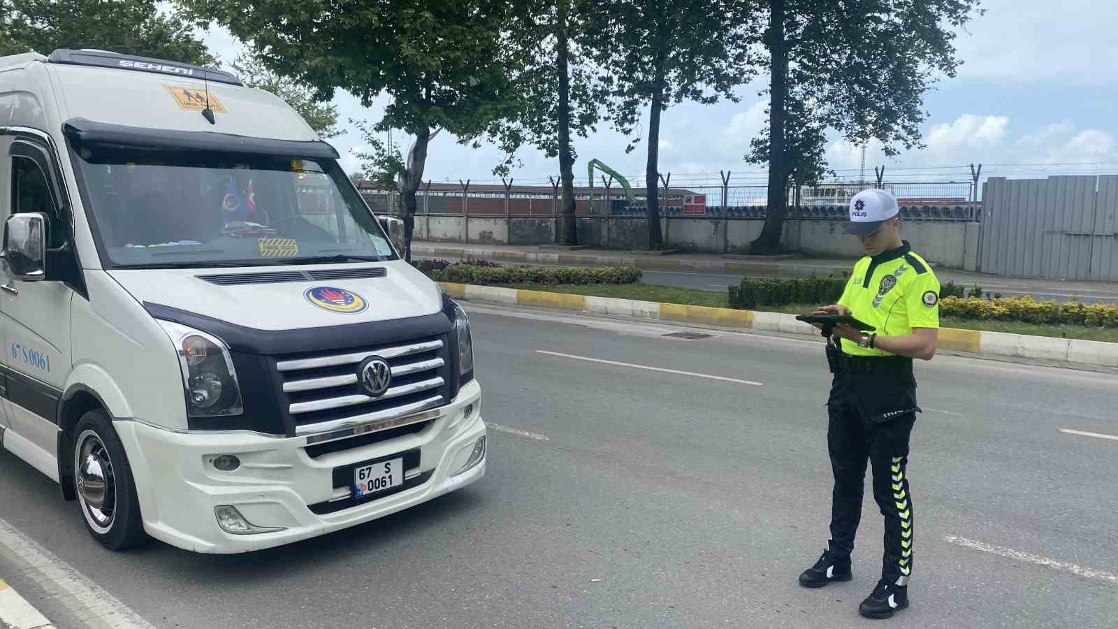 ZONGULDAK’TA MİLLİ EGEMENLİK CADDESİNDE TRAFİK EKİPLERİNİN YAPTIĞI UYGULAMA KAPSAMINDA 3