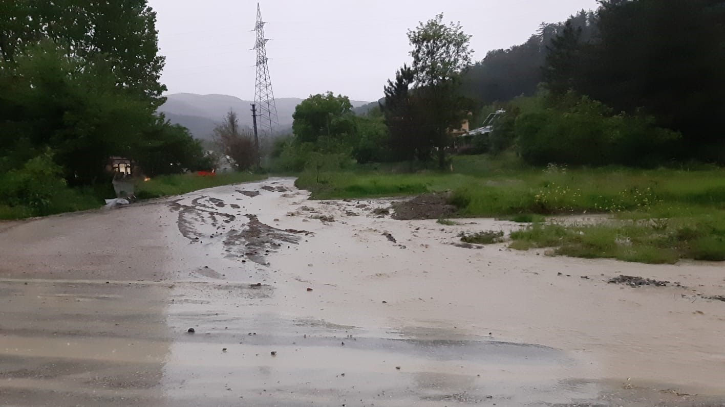 BOLU’NUN MUDURNU İLÇESİNDE AKŞAM SAATLERİNDE BAŞLAYAN SAĞANAK YAĞIŞ, İLÇEDE SEL