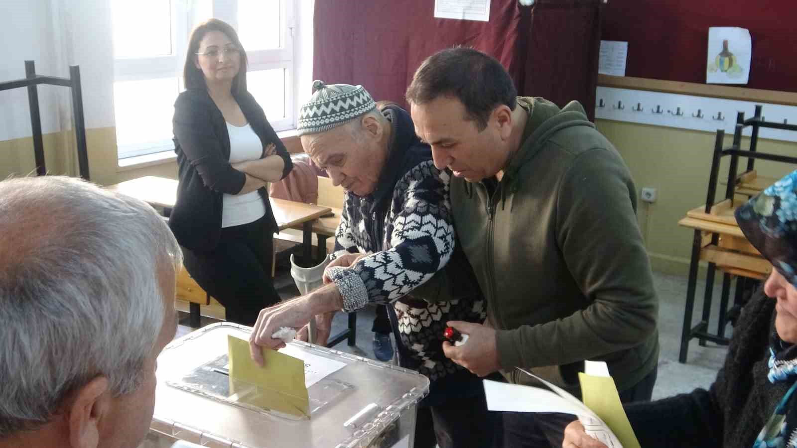 MUĞLA’DA CUMHURBAŞKANLIĞI VE MİLLETVEKİLİ SEÇİMLERİNDE YAŞLILAR VE GENÇLER YOĞUN KATILIM
