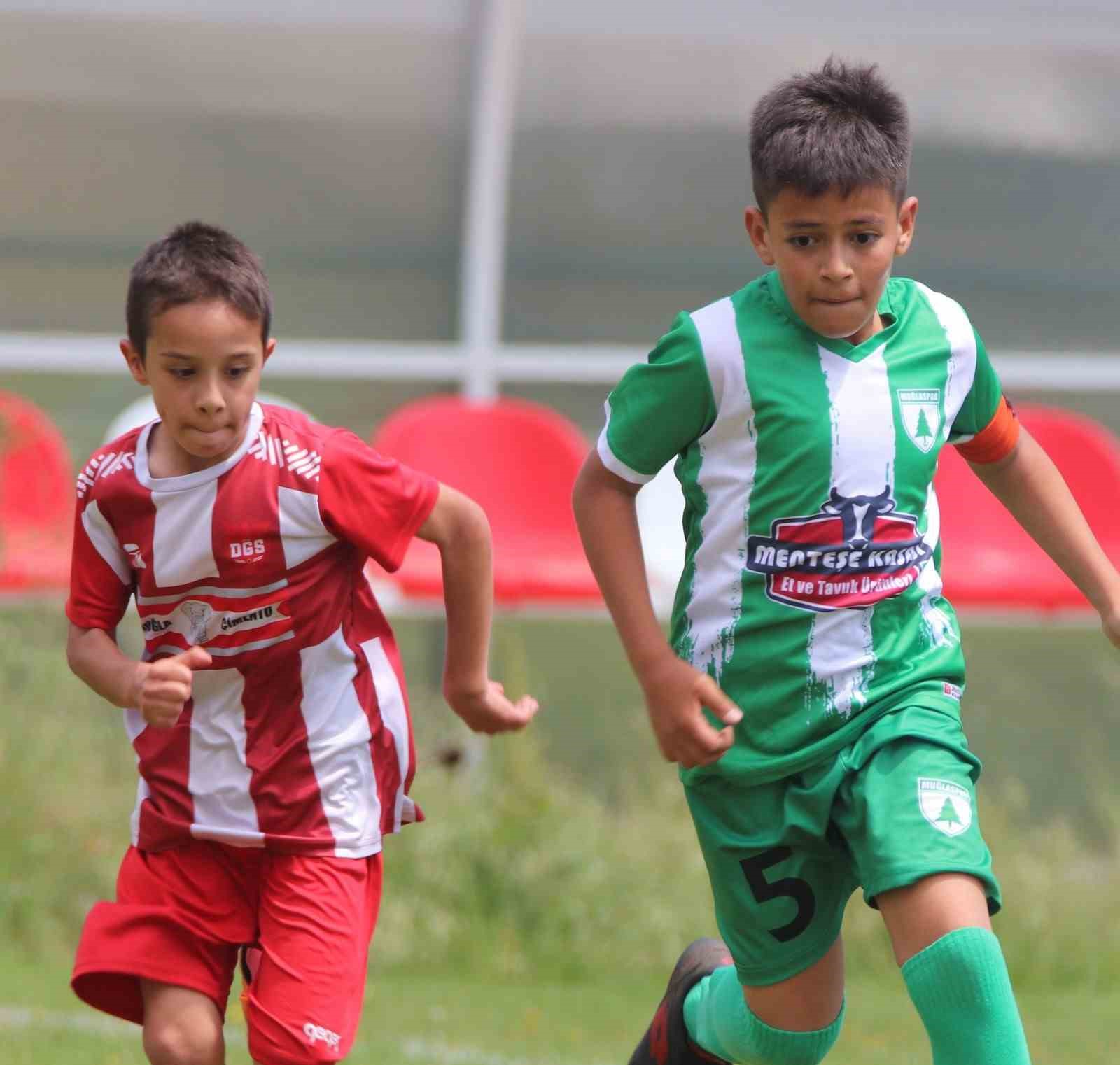 GRUBUNDA YENİLGİSİZ LİDER OLAN YEŞİL-BEYAZLI MİNİKLER LİGİN 12. HAFTASINDA 48