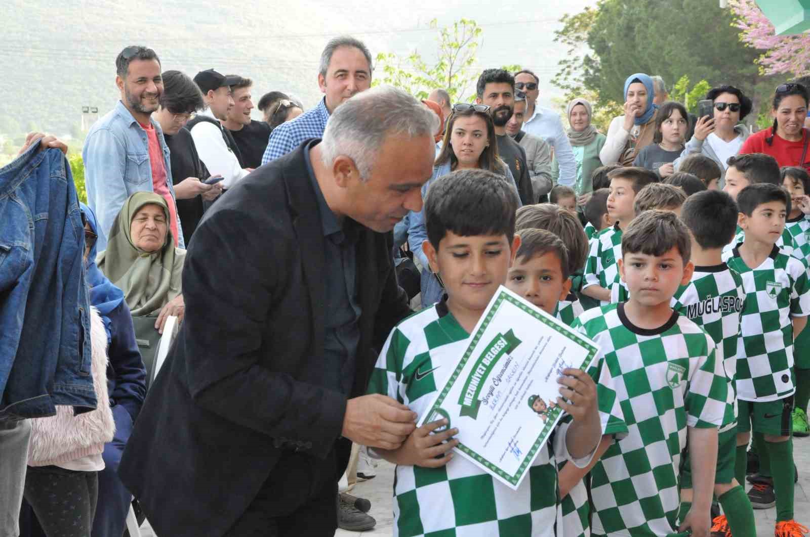 MUĞLASPOR KULÜBÜ SPOR OKULU'NUN KIŞ DÖNEMİ MEZUNİYET TÖRENİ DÜZENLENDİ.