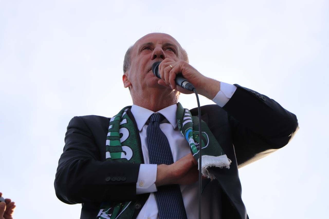 CUMHURBAŞKANI ADAYI MUHARREM İNCE, KENT MERKEZİNDE KURULAN SEÇİM OTOBÜSÜNÜN ÜZERİNDEN