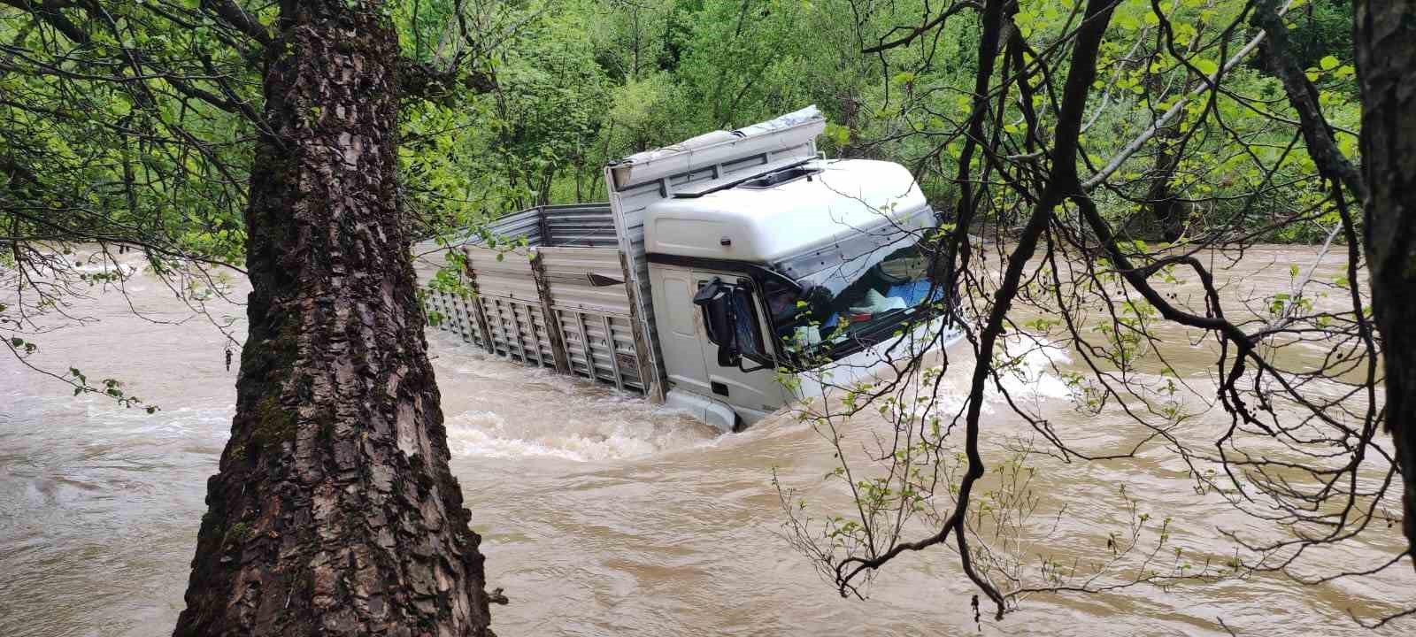 TUNCELİ’DE MUNZUR ÇAYI’NA UÇAN VE İÇİNDE BULUNAN 2 KİŞİNİN ŞANS