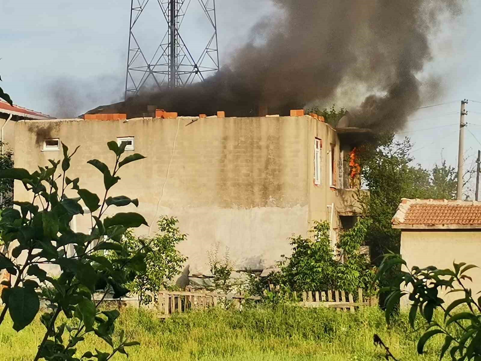TEKİRDAĞ'IN MURATLI İLÇESİNDE MEYDANA GELEN YANGINDA EV KULLANILAMAZ HALE GELDİ.