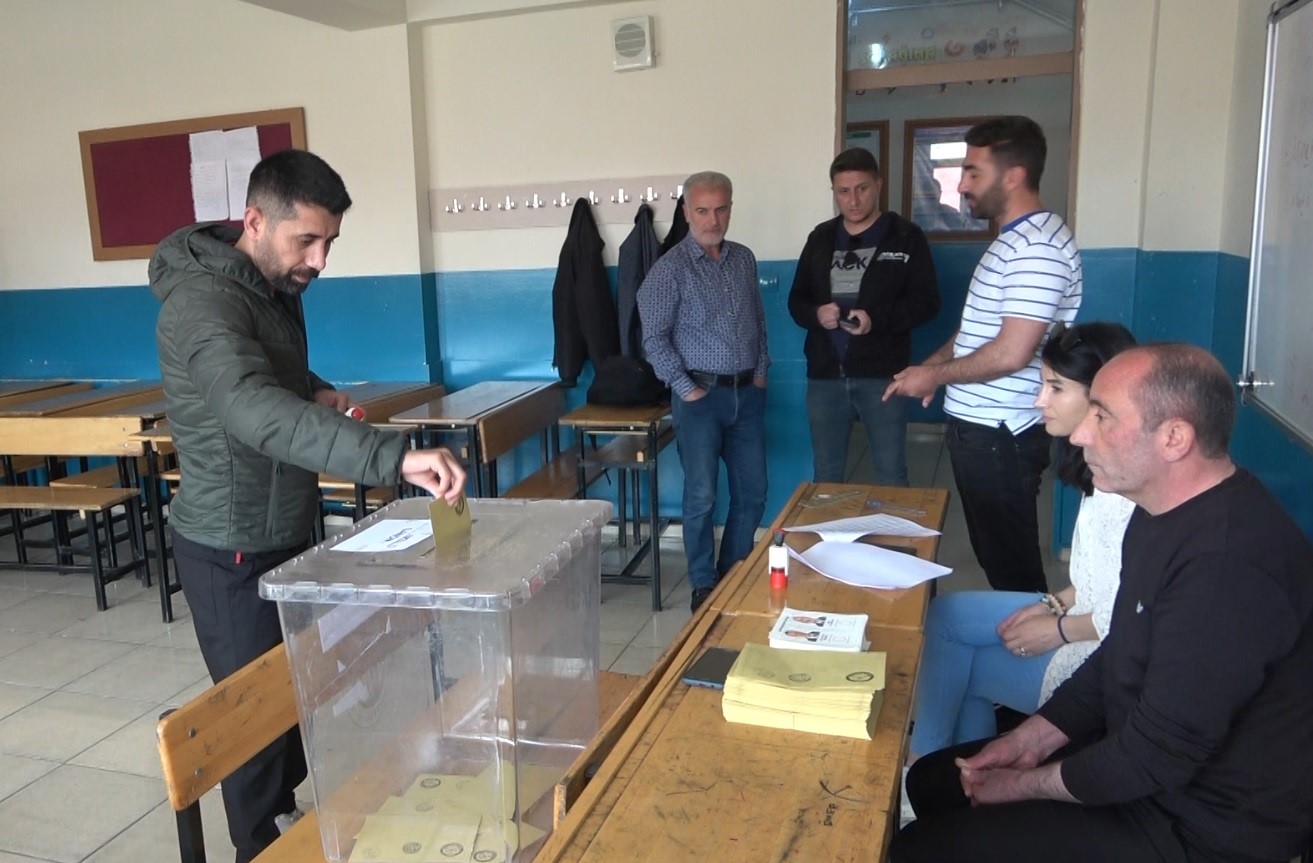 MUŞ’TA İKİNCİ TUR CUMHURBAŞKANLIĞI SEÇİMİ İÇİN OY VERME İŞLEMİ, SAAT