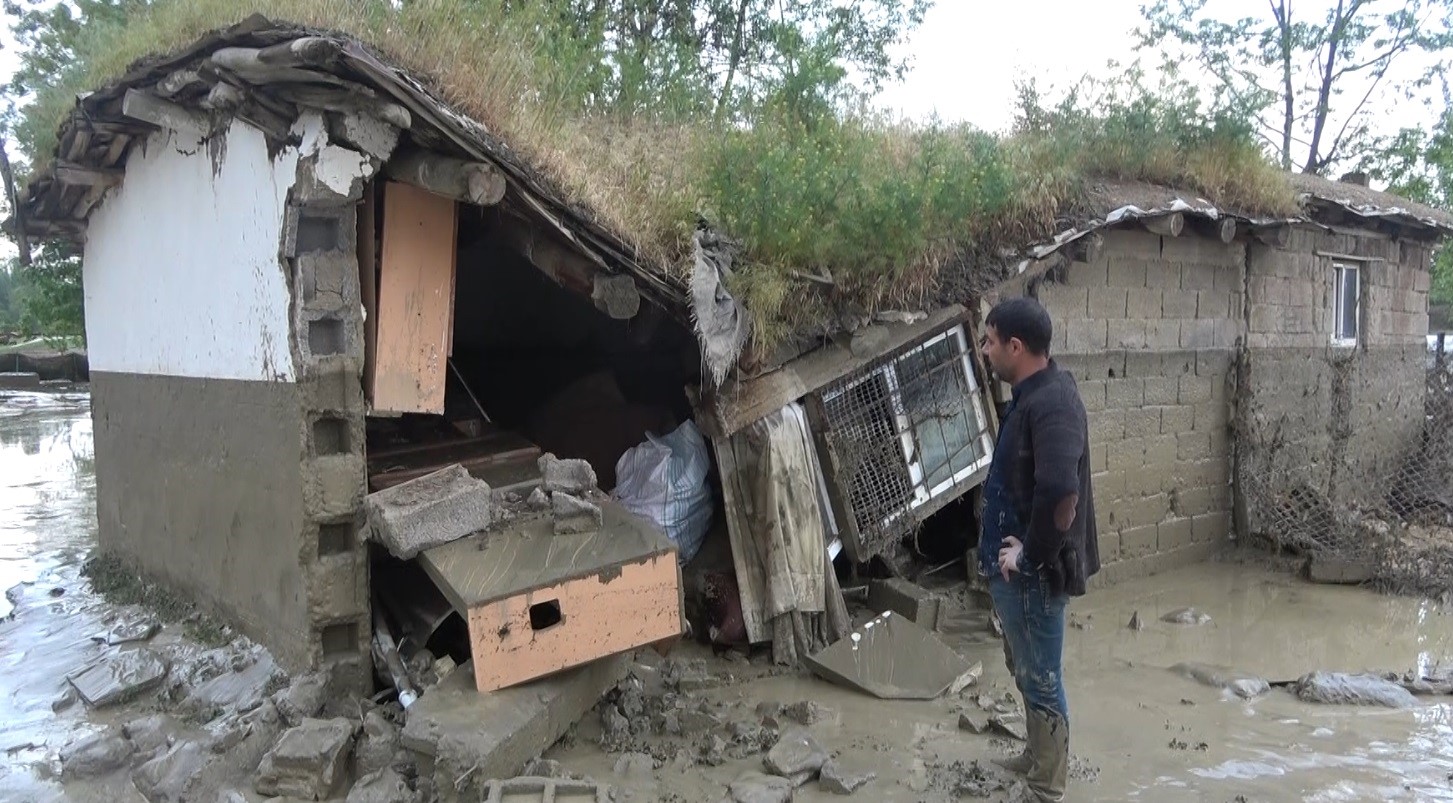 MUŞ’TA ÖĞLENDEN SONRA ETKİLİ OLAN SAĞANAK YAĞIŞ NEDENİYLE YAZLA DERESİNİN