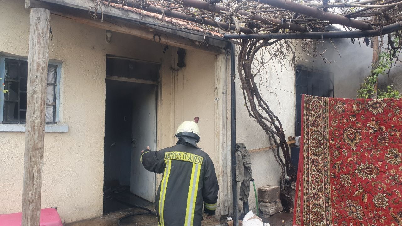 KAYSERİ’NİN KOCASİNAN İLÇESİNDE BULUNAN BİR MÜSTAKİL İKAMET, ÇIKAN YANGINDA KULLANILAMAZ