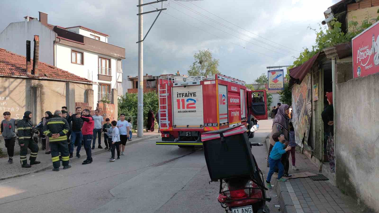 KOCAELİ'NİN GEBZE İLÇESİNDE TEK KATLI MÜSTAKİL BİR EVİN MUTFAĞINDA 