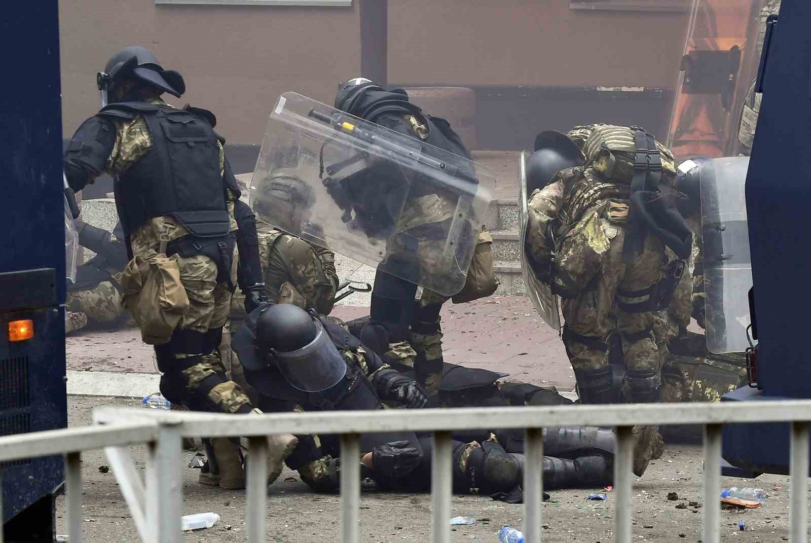 NATO TARAFINDAN YAPILAN AÇIKLAMADA, KOSOVA’DA SIRP GÖSTERİCİLER İLE GÜVENLİK GÜÇLERİ