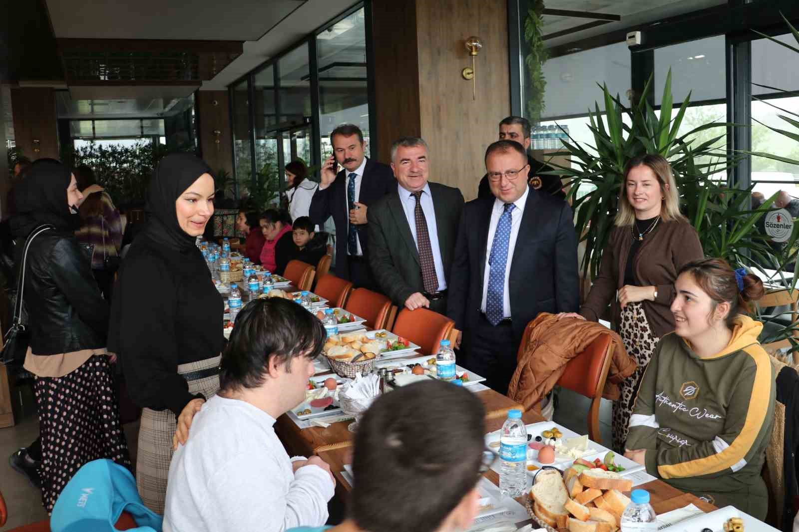 PROTOKOL ÜYELERİ ÖZEL ÖĞRENCİLER, ENGELLİ VE ÖZÜRLÜLER İLE TEK TEK