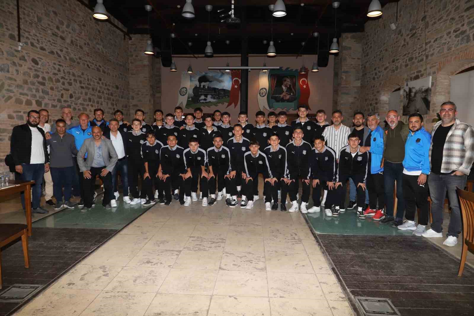 TFF U17 BÖLGESEL GELİŞİM LİGİ 2022-2023 SEZONUNU ŞAMPİYON OLARAK TAMAMLAYARAK
