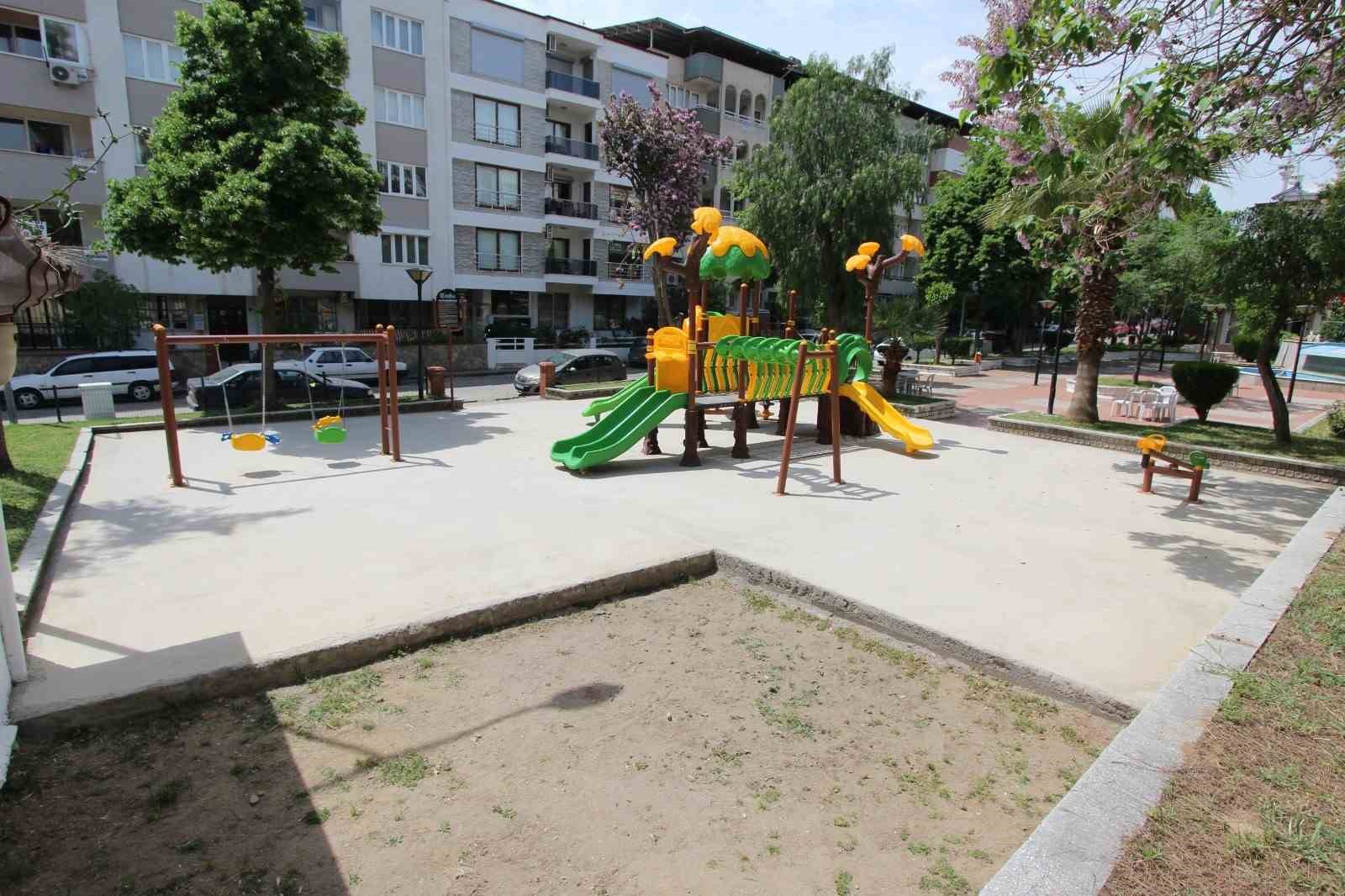 İLÇE GENELİNDEKİ ÇOCUK PARKLARINI BAKIMA ALAN NAZİLLİ BELEDİYESİ EKİPLERİ, ZAFER