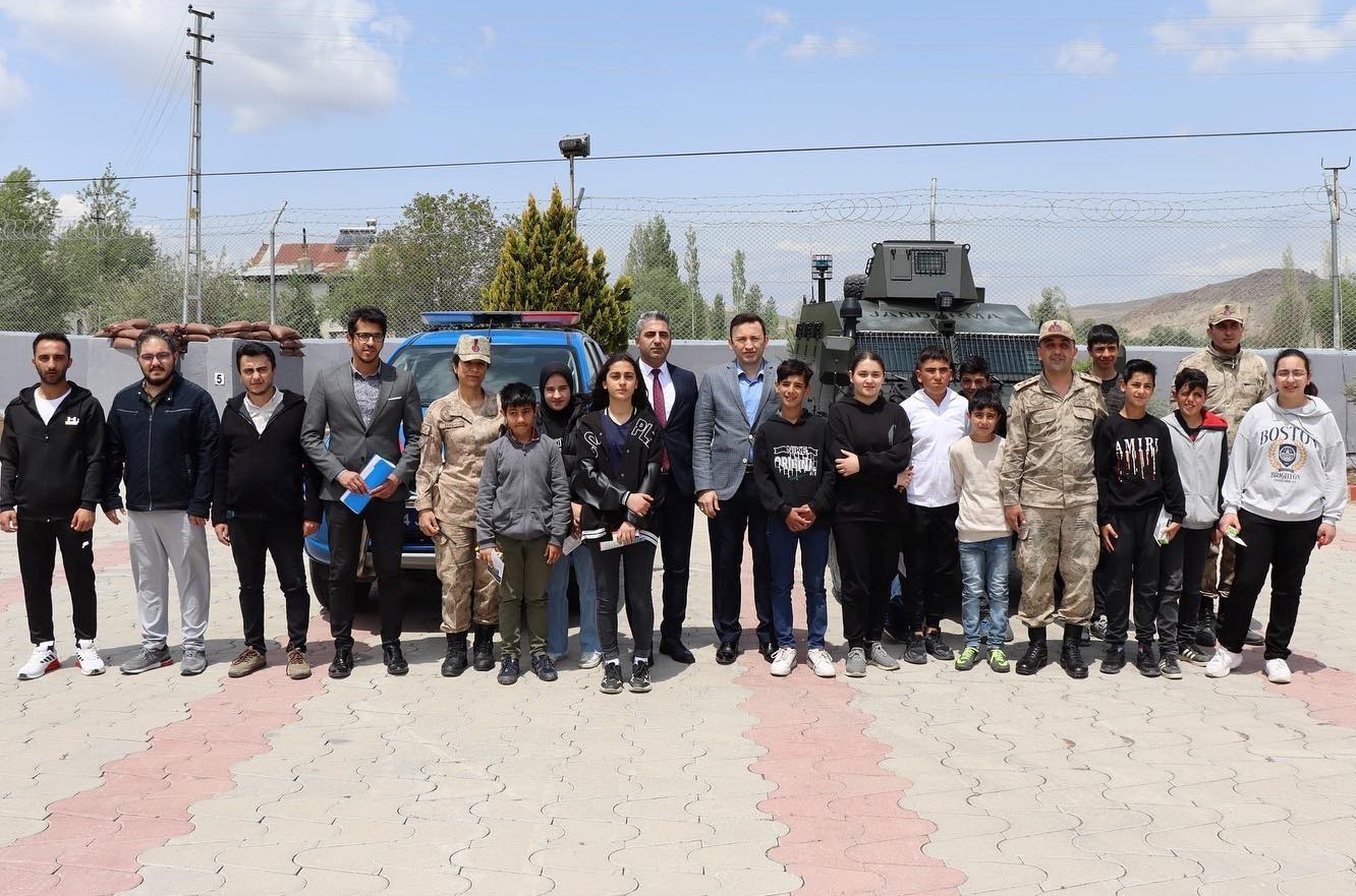 ERZİNCAN'DA LİSEYE HAZIRLANAN ÖĞRENCİLERİN YAPMAK İSTEDİKLERİ MESLEK GRUPLARIYLA GÖRÜŞEREK FİKİR