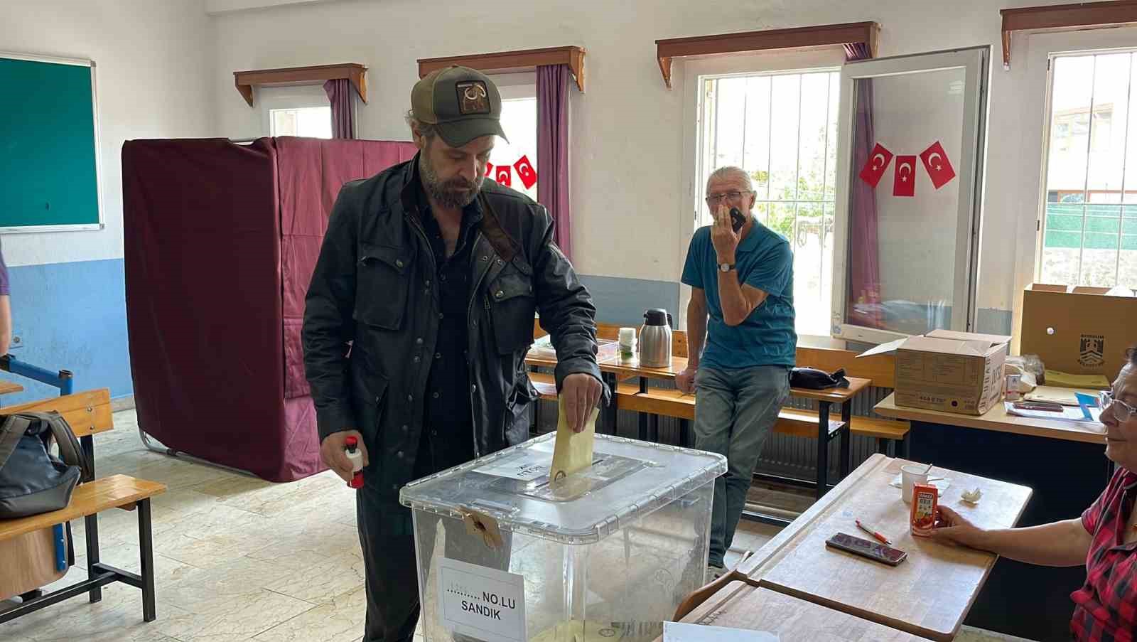 OYUNCU NEJAT İŞLER GÜMÜŞLÜK MAHALLESİ'NDE BULUNAN KEMAL DURMAZ İLKÖĞRETİM OKULU'NDA