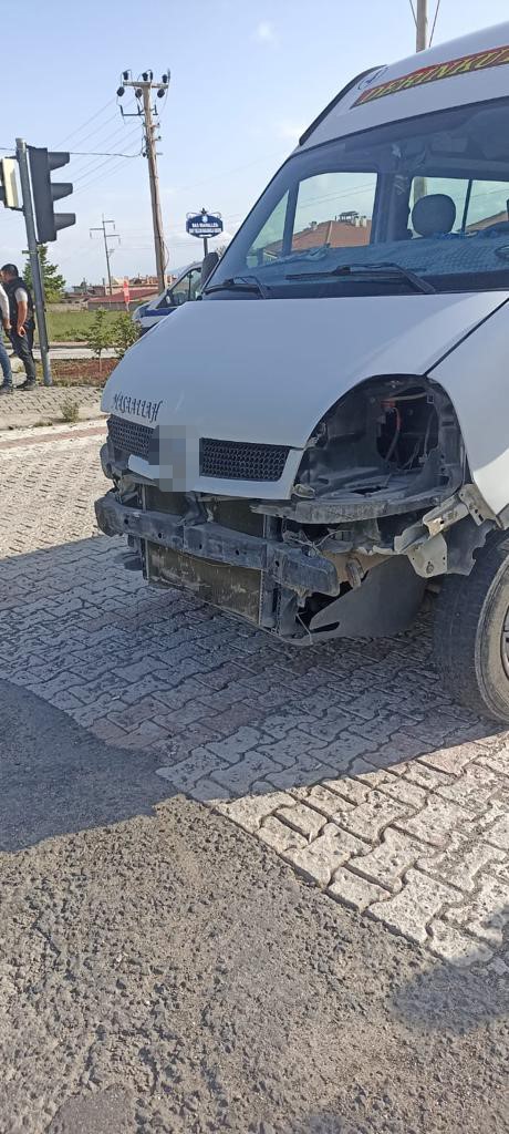 NEVŞEHİR'İN DERİNKUYU İLÇESİNDE İKİ MİNİBÜSÜN ÇARPIŞMASI SONUCU MEYDANA GELEN KAZADA
