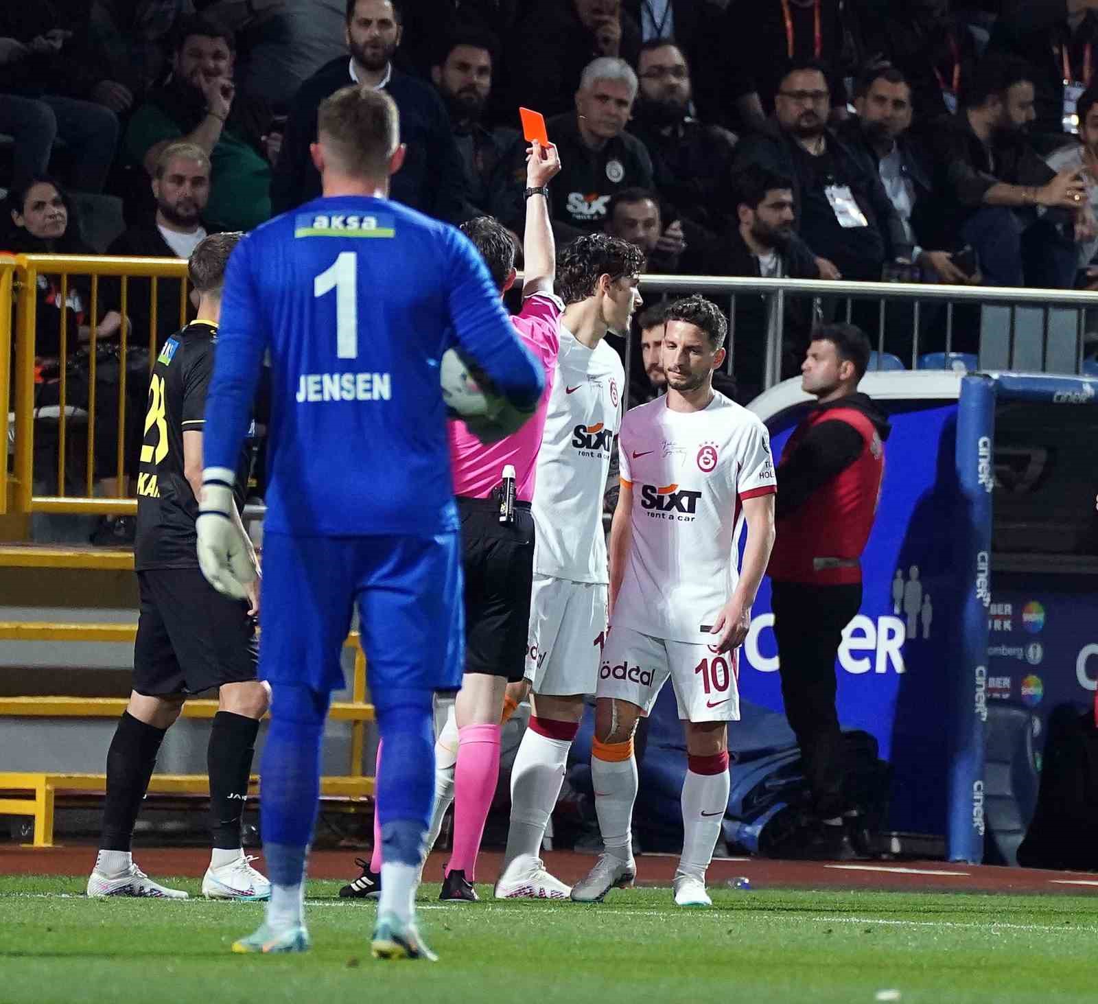 GALATASARAY’IN İTALYAN FUTBOLCUSU NİCOLO ZİNOLO, İSTANBULSPOR MAÇININ 75. DAKİKASINDA KIRMIZI