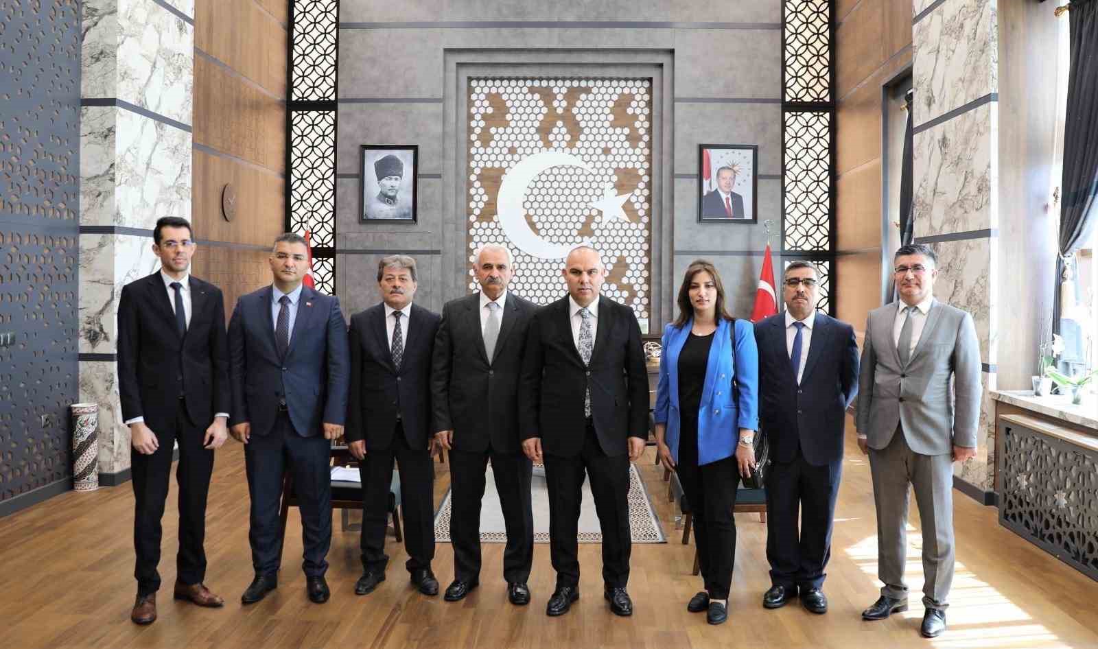 NİĞDE’DE SOSYAL GÜVENLİK HAFTASI NEDENİYLE ÇELENK KOYMA TÖRENİ DÜZENLENDİ.