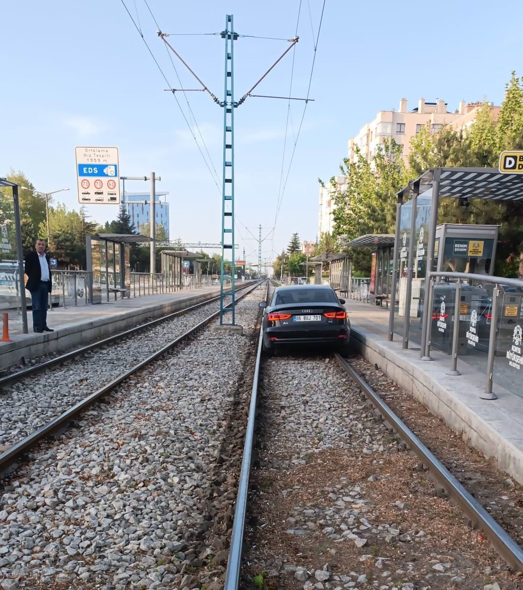 KONYA’DA OTOMOBİLİYLE TRAMVAY YOLUNA GİREN SÜRÜCÜ ALKOLLÜ ÇIKTI. GÜVENLİK KAMERASI