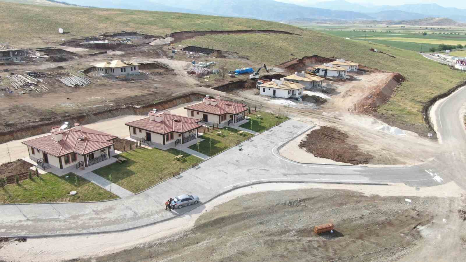 KAHRAMANMARAŞ’TA MEYDANA GELEN DEPREMLERİN ARDINDAN BİR TARAFTAN ŞEHİRDEKİ KONUTLAR, BİR