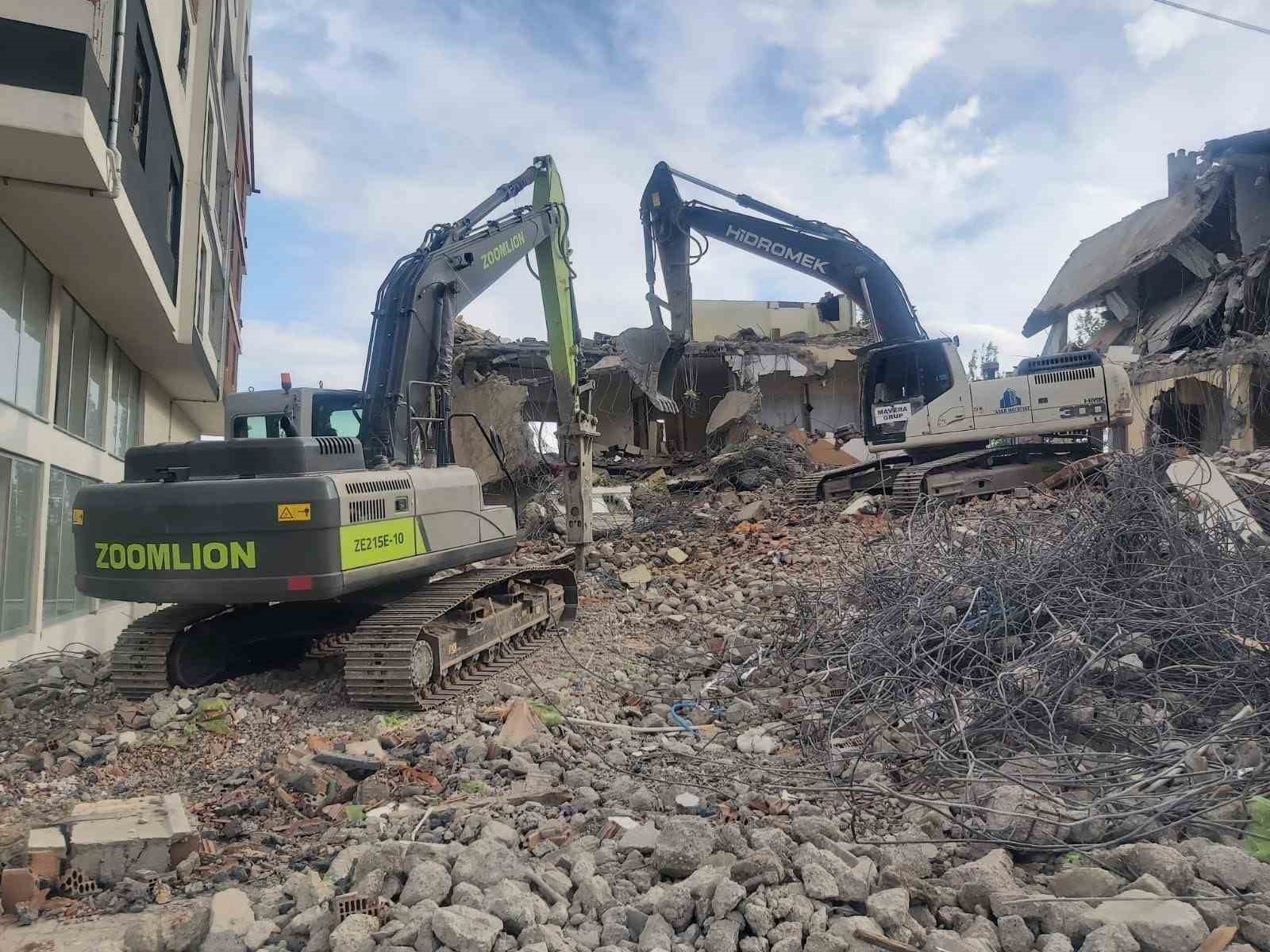 AĞIR HASARLI BİNALAR YIKILIYOR