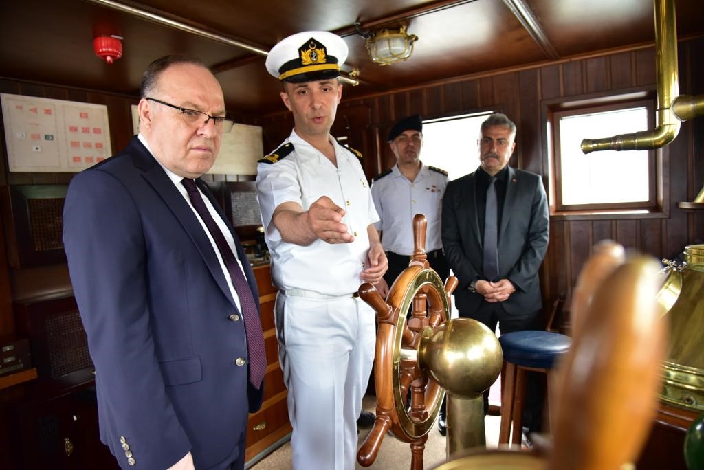 ZONGULDAK VALİSİ MUSTAFA TUTULMAZ, TCG NUSRET MAYIN MÜZE GEMİSİ'Nİ GEZDİ.
