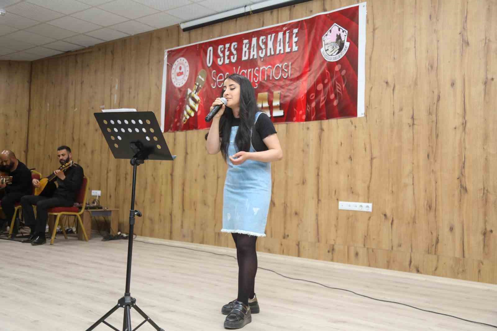 VAN’IN BAŞKALE İLÇESİNDE BİRİNCİSİ DÜZENLENEN ‘O SES BAŞKALE’ YARIŞMASINI FİNALİ