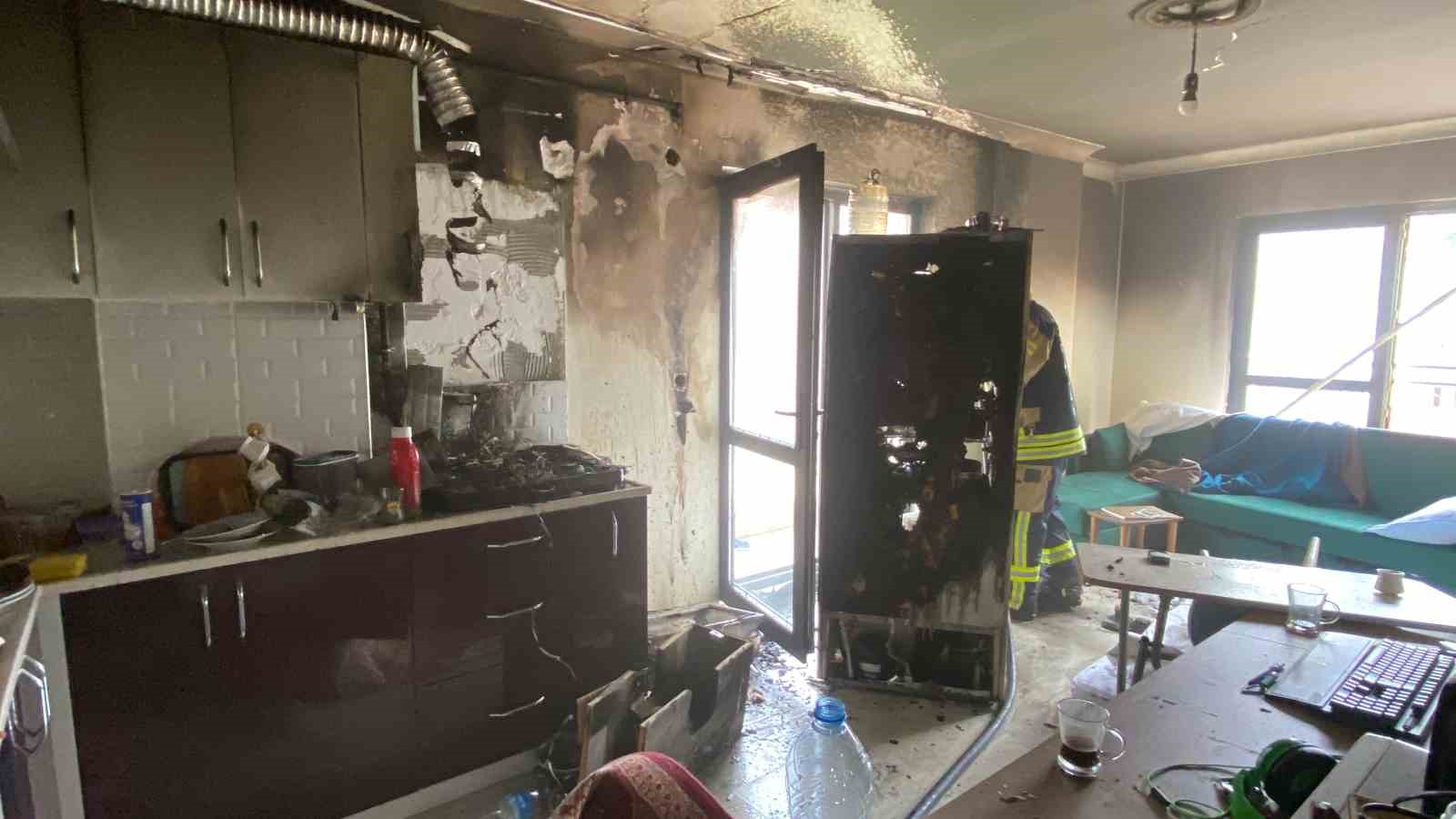KOCAELİ'NİN İZMİT İLÇESİNDE OCAKTA UNUTULAN YEMEK SEBEBİYLE ÇIKAN YANGINDA MUTFAK