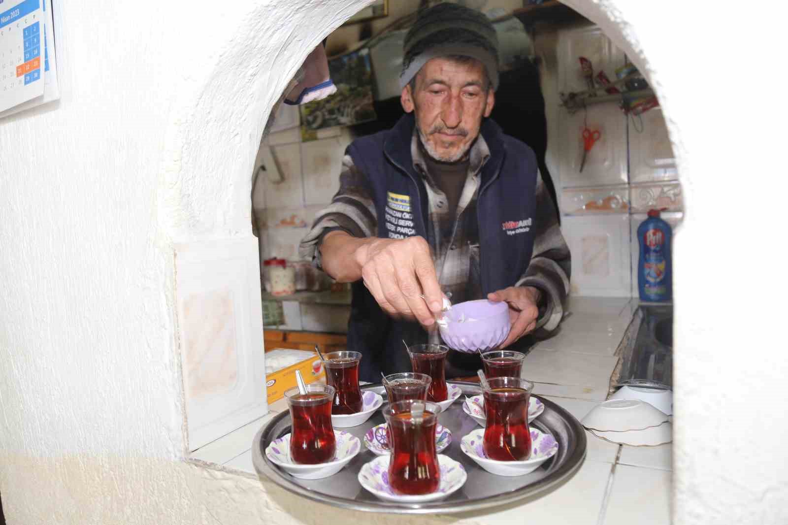 DENİZLİ’NİN ÇAMELİ İLÇESİNDE KENDİ KAHVEHANESİNDE ODUN ATEŞİYLE ÇAY DEMLEME GELENEĞİNİ