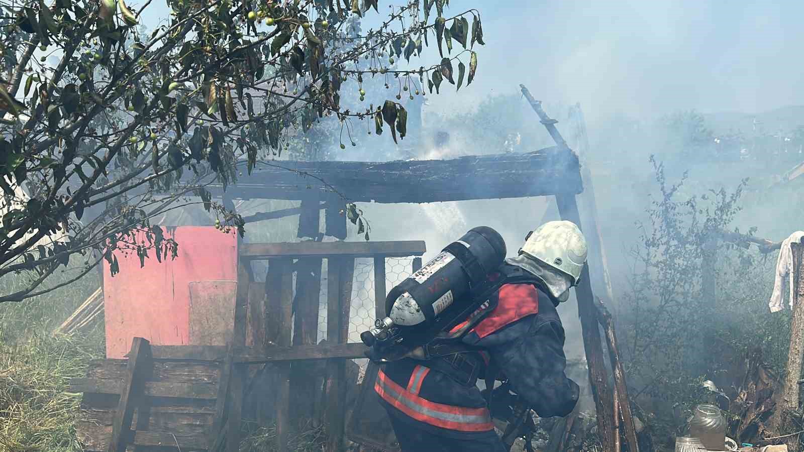 DÜZCE’DE ODUNLUKTA ÇIKAN YANGIN EVE SIÇRAMADAN İTFAİYE EKİPLERİNİN MÜDAHALESİ İLE