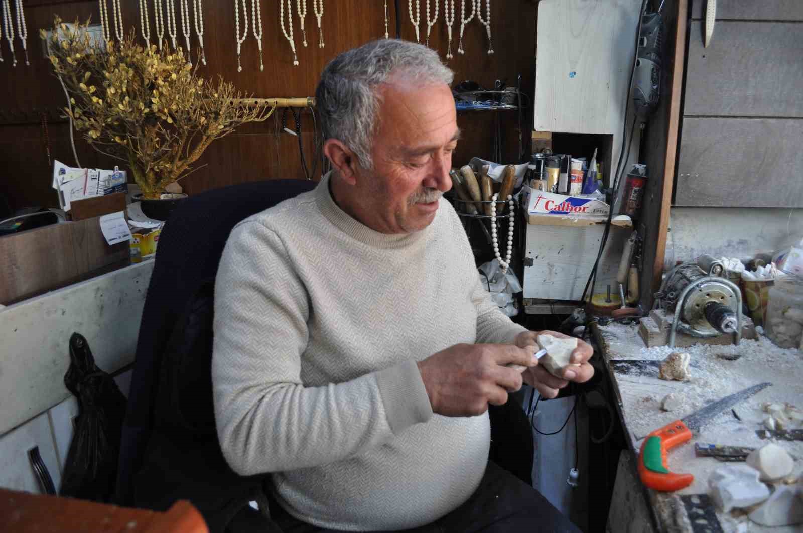 LÜLETAŞINI YONTAN EROL GÜLER