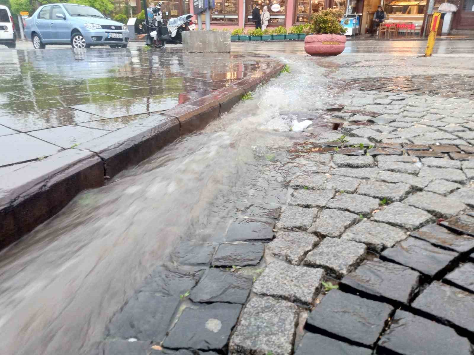 YOĞUN YAĞIŞ SEBEBİYLE TAŞAN RÖGAR
