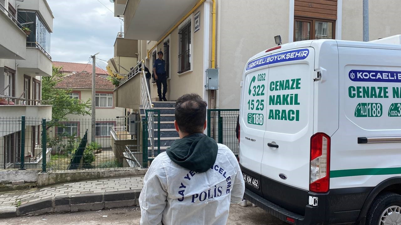 KOCAELİ'NİN İZMİT İLÇESİNDE 45 YAŞINDAKİ KADIN, EVİNİN BANYOSUNDA OĞLU TARAFINDAN