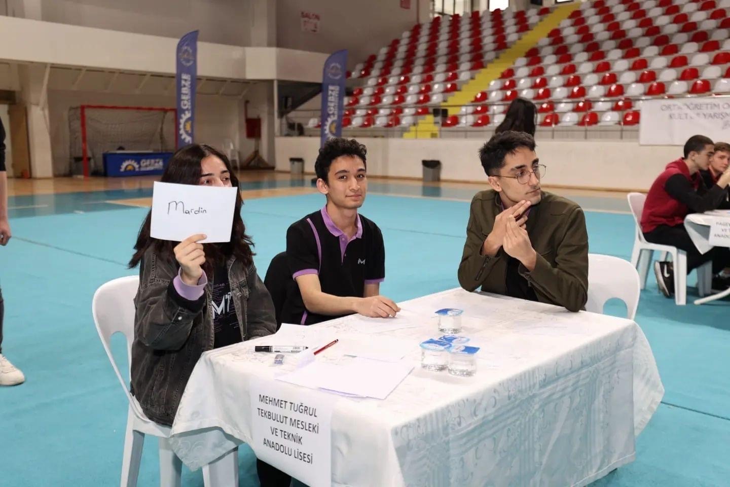 GEBZE'DE OKULLAR ARASI BİLGİ YARIŞMASI DÜZENLENDİ. YARIŞMADA DERECEYE GİREN OKULLARA
