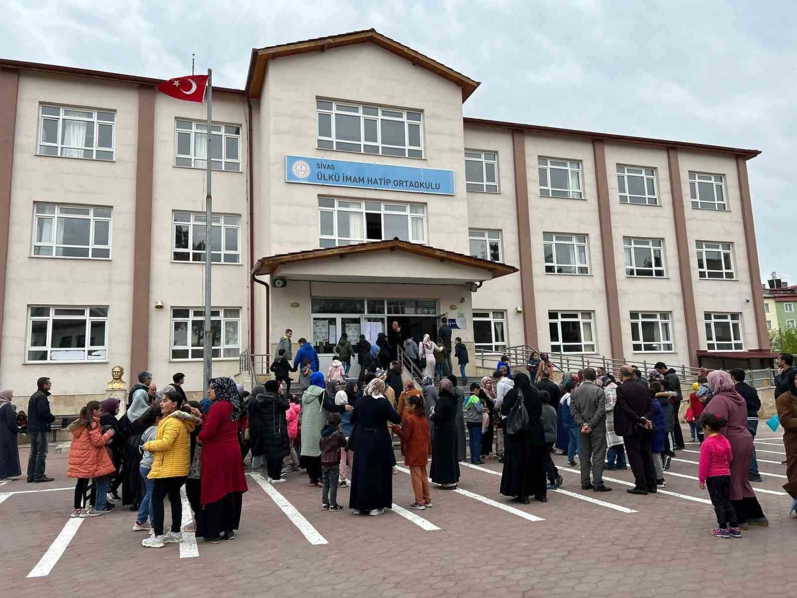 ÖĞRENCİLER HAFIZLIK SINAVINDA TER DÖKTÜ