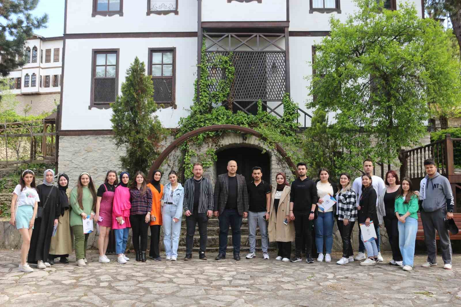 DÜZCE ÜNİVERSİTESİ ÖĞRENCİLERİ, İŞ HAYATINA ATILMADAN ÖNCE DİKKAT ETMESİ GEREKEN