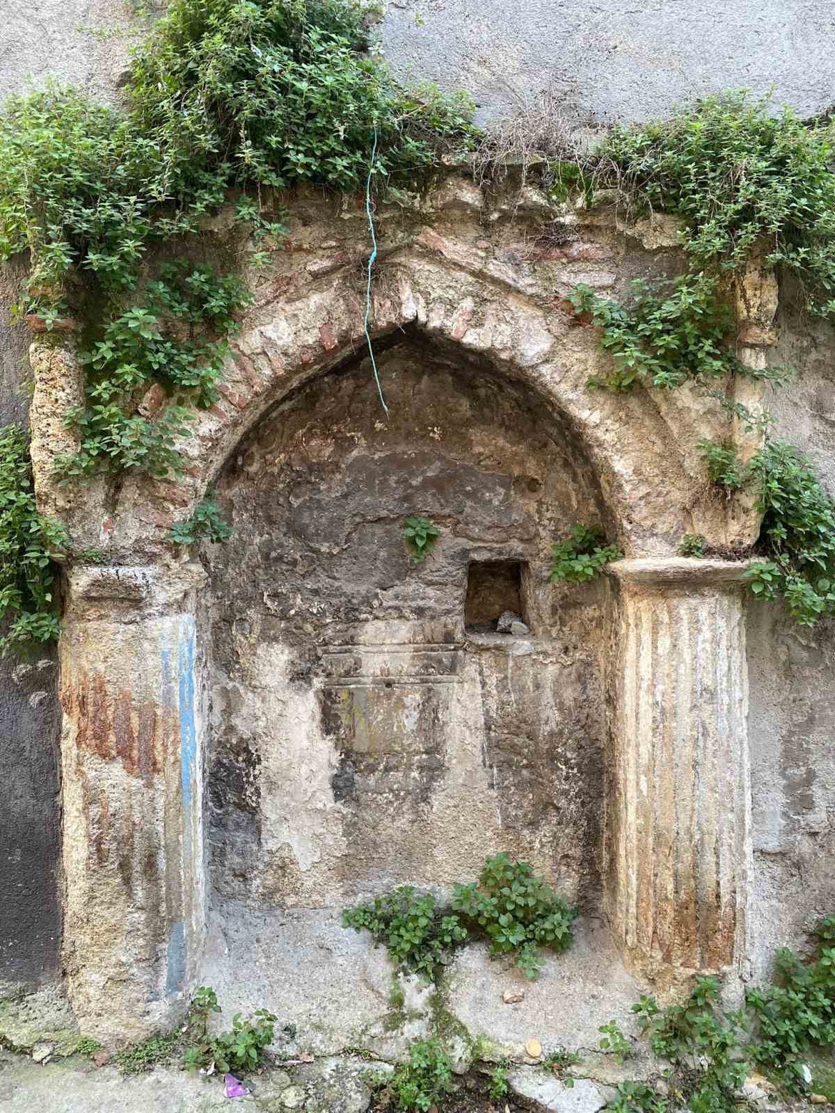 İZMİR İLİ KENT MERKEZİ İÇERİSİNDE UNUTULMAYA YÜZ TUTMUŞ VE YOĞUN