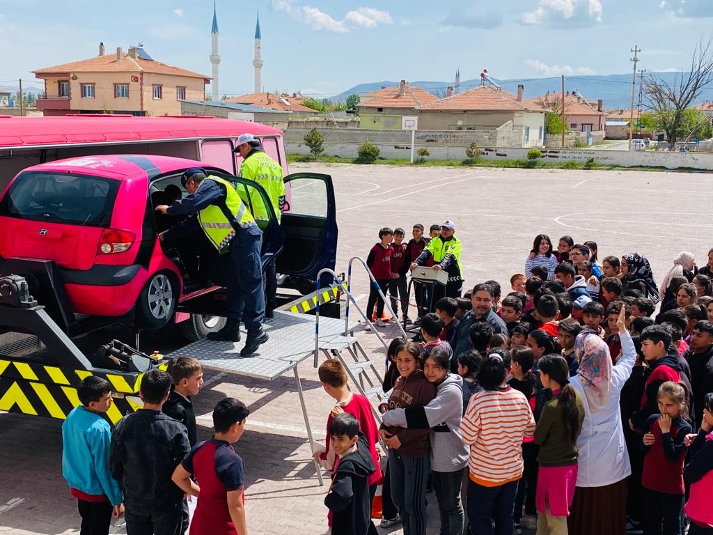 KAYSERİ’DE JANDARMA TRAFİK ŞUBE EKİPLERİ TARAFINDAN ÖĞRENCİLERE KARAYOLLARI TRAFİK GÜVENLİĞİ