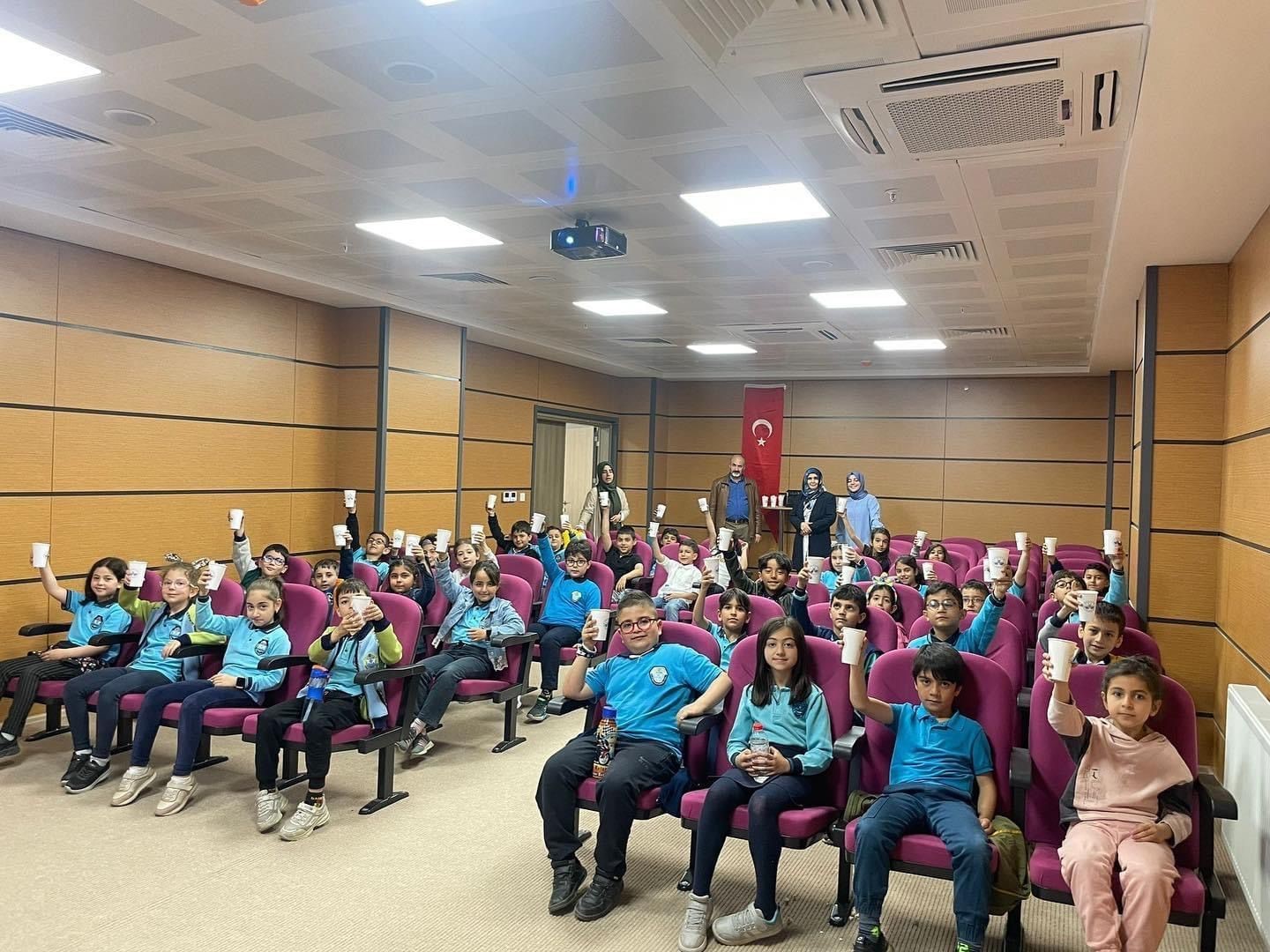 ELAZIĞ’DA İHSAN TANGÜLÜ İLKOKULU ÖĞRENCİLERİ, ENGELSİZ YAŞAM MERKEZİNDE TERS YÜZ