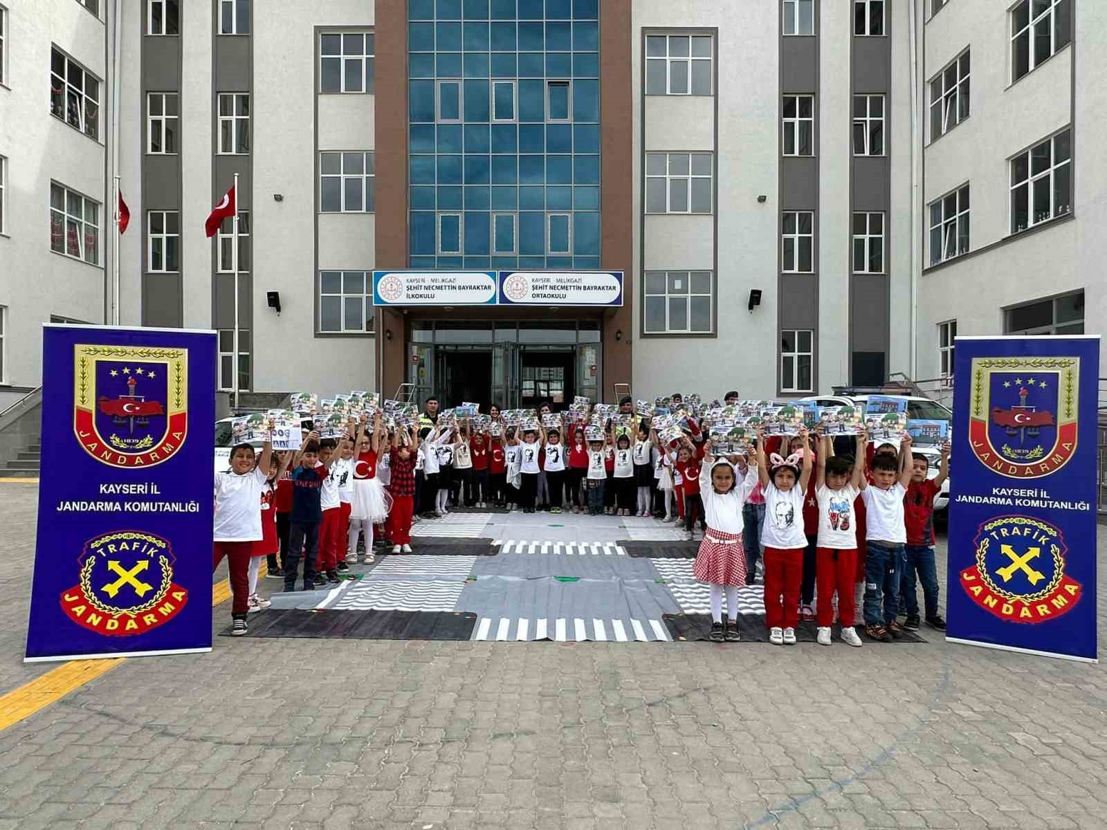 KAYSERİ İL JANDARMA KOMUTANLIĞI EKİPLERİNCE KARAYOLLARI TRAFİK GÜVENLİĞİ HAFTASI EKİNLİKLERİ