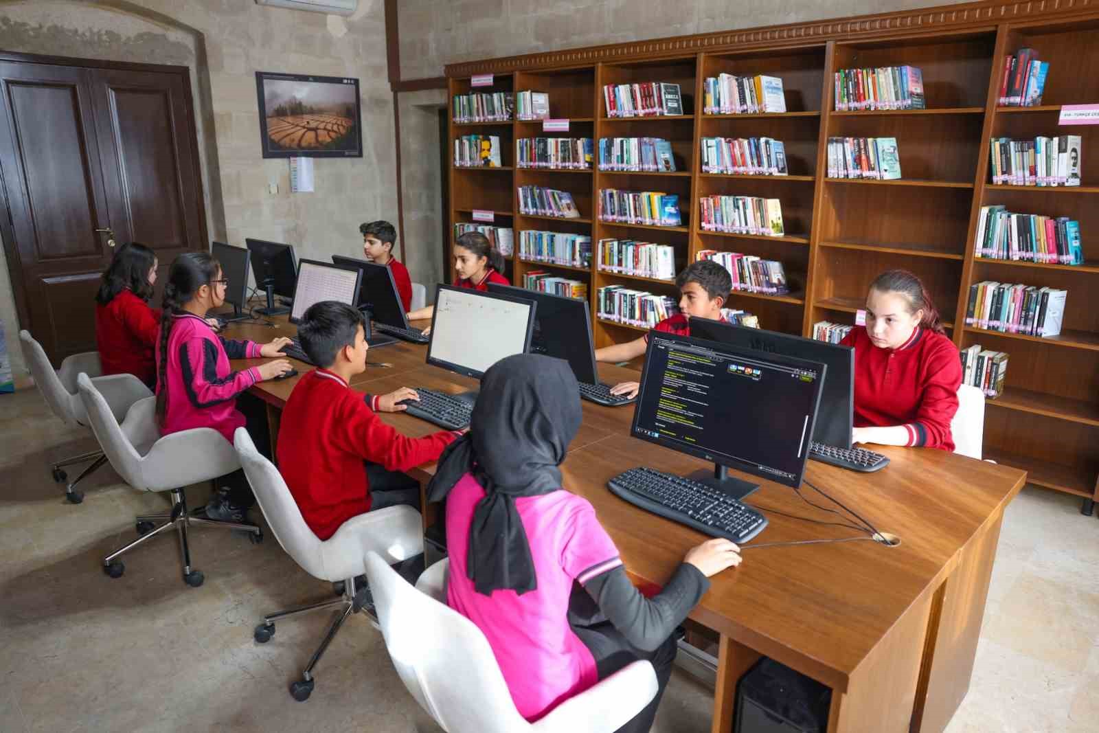 NEVŞEHİR BELEDİYESİ TARAFINDAN HİZMETE SUNULAN PAŞA KONAĞI HALK KÜTÜPHANESİNE ÖZELLİKLE