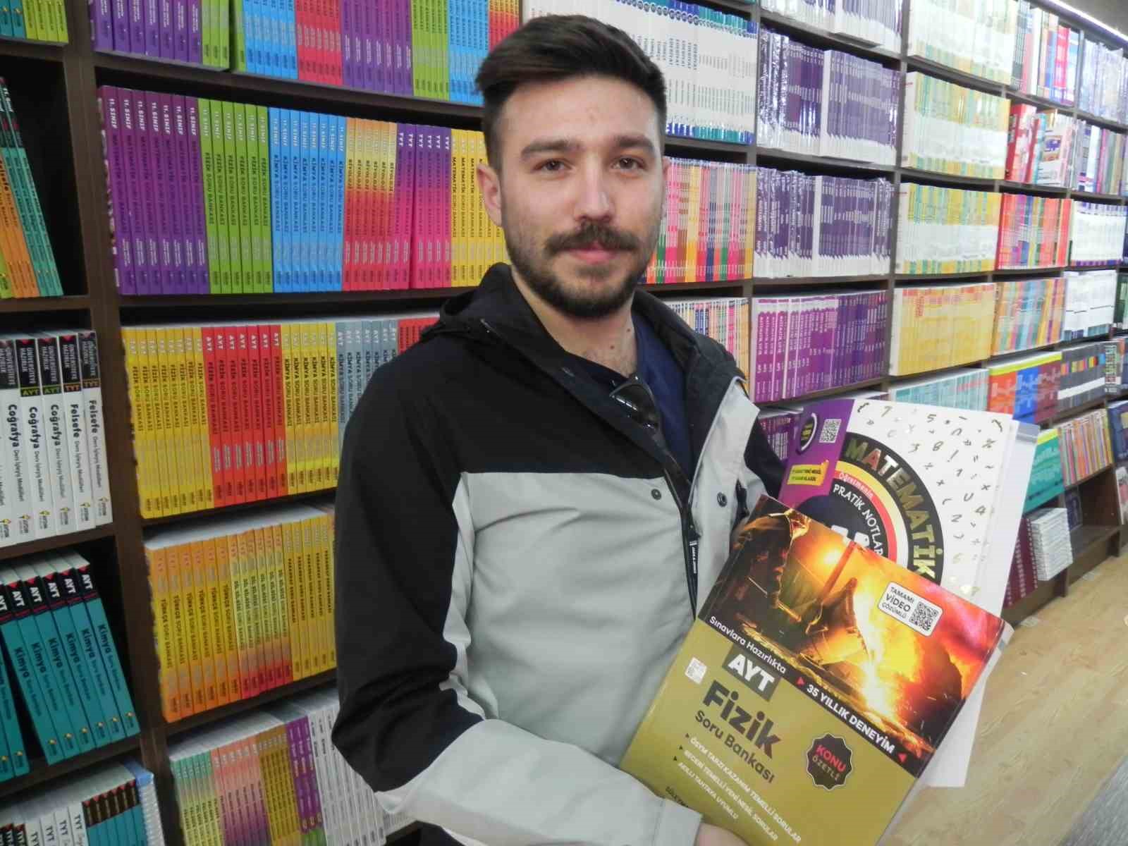 ESKİŞEHİR’DE ÖSYM TARAFINDAN UYGULANACAK SINAVA GİRECEK ADAYLAR KİTAPÇILARIN YOLUNU TUTARKEN,