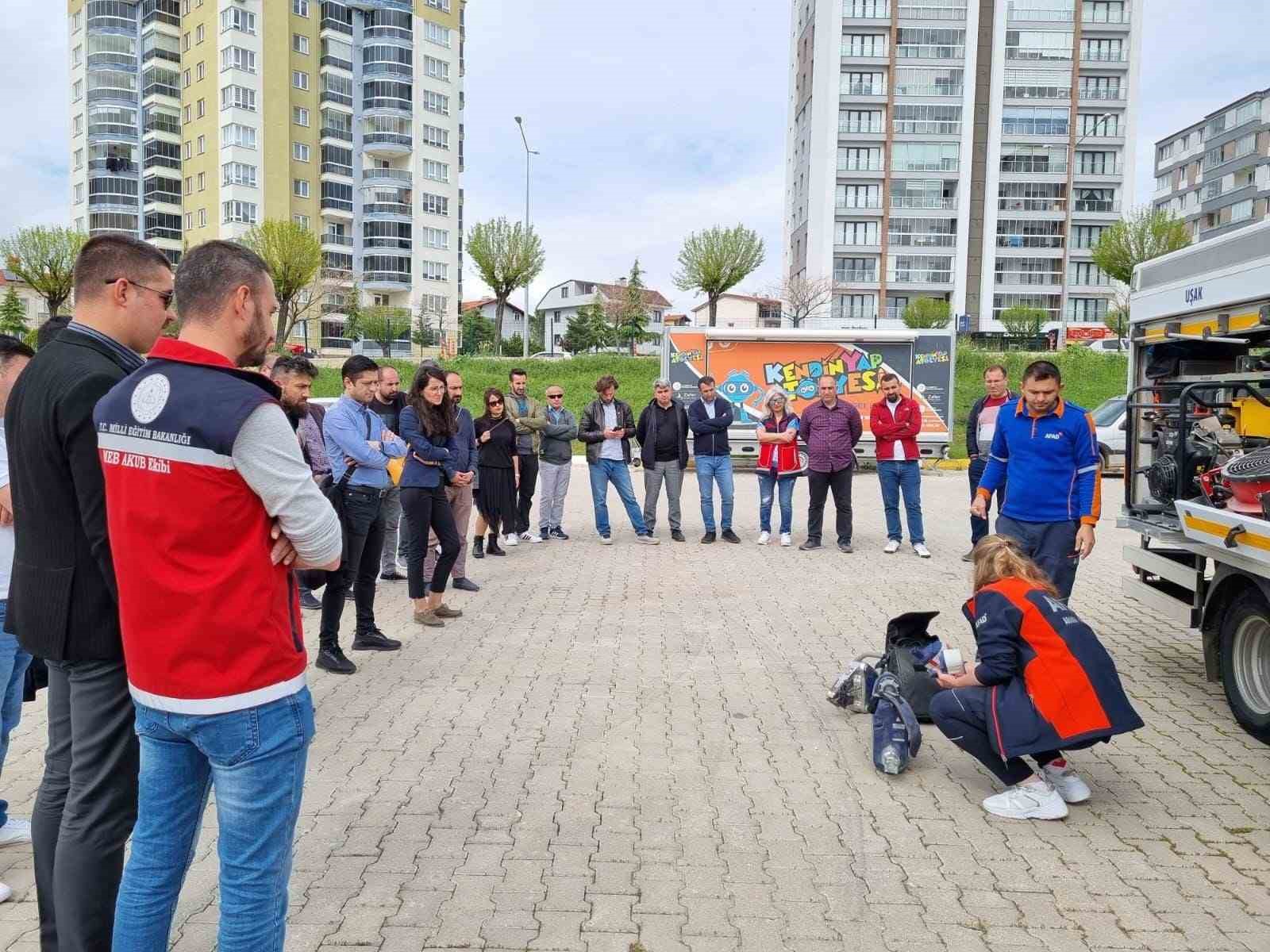 UŞAK’TA MİLLİ EĞİTİM MÜDÜRLÜĞÜ’NE BAĞLI ÖĞRETMENLERE AFAD EKİPLERİNCE “MEB AKUB”