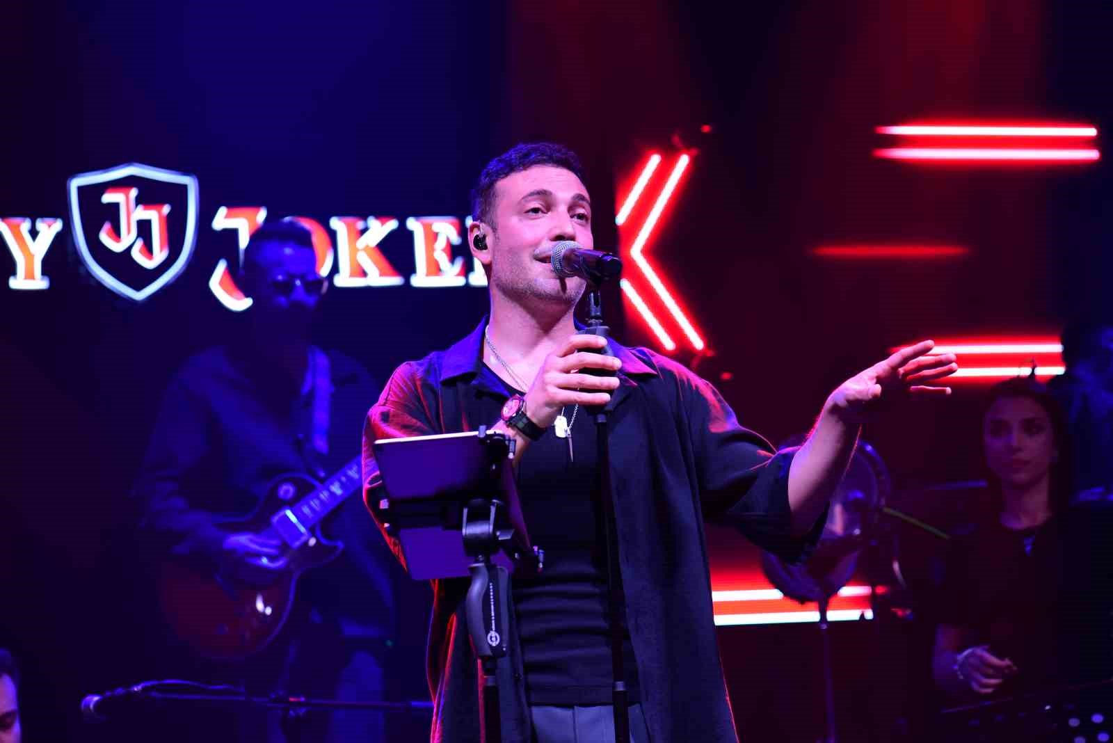 SAHNE PERFORMANSI VE ŞARKILARIYLA GÖNÜLLERDE TAHT KURAN ÜNLÜ SANATÇI OĞUZHAN