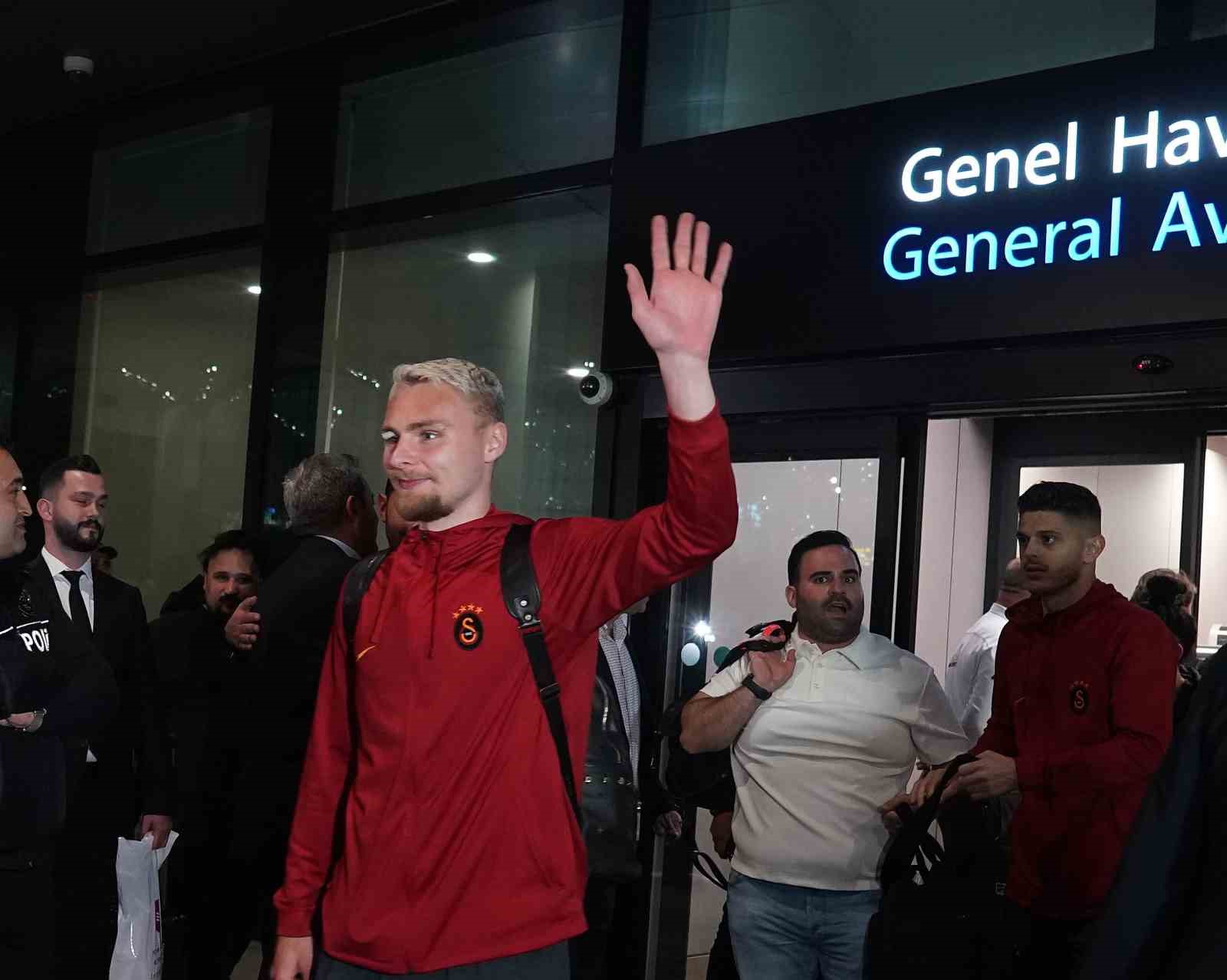 SÜPER LİG’DE ŞAMPİYONLUĞUNU İLAN EDEN GALATASARAY’DA TEKNİK DİREKTÖR OKAN BURUK,