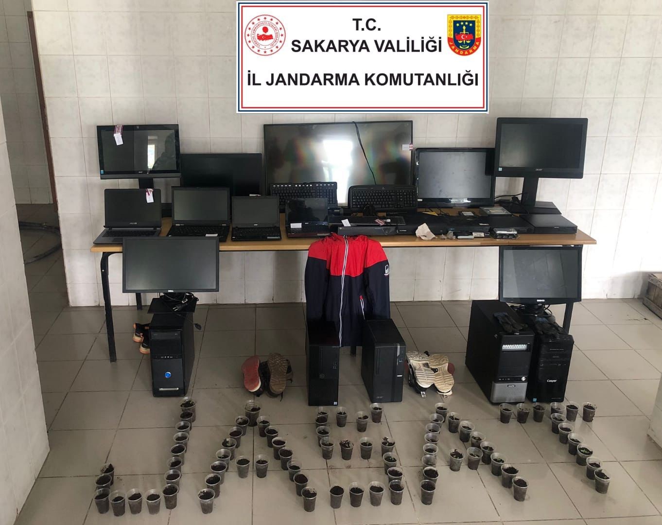 SAKARYA’NIN HENDEK İLÇESİNDE İKİ AYDA OKULLARDAN VE GASİLHANEDEN ELEKTRONİK EŞYA