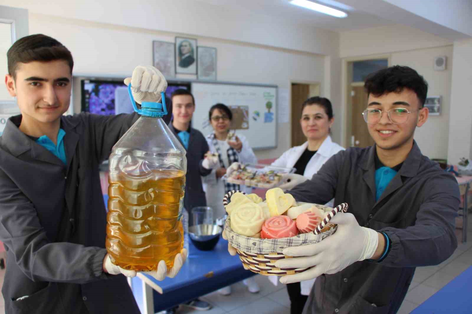AMASYA’DA BİR MESLEK LİSESİNDE ÖĞRENCİ VE ÖĞRETMENLER PANSİYON MUTFAĞINDA BİRİKEN